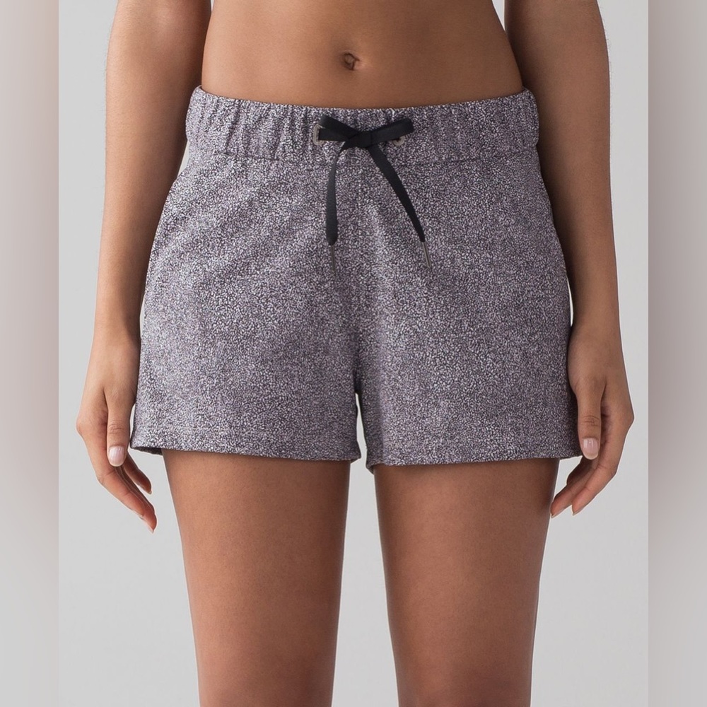 lululemon on the fly short in sea spray alpine white dark chrome size 4